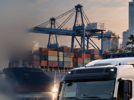 Porte-conteneurs et grues portuaires